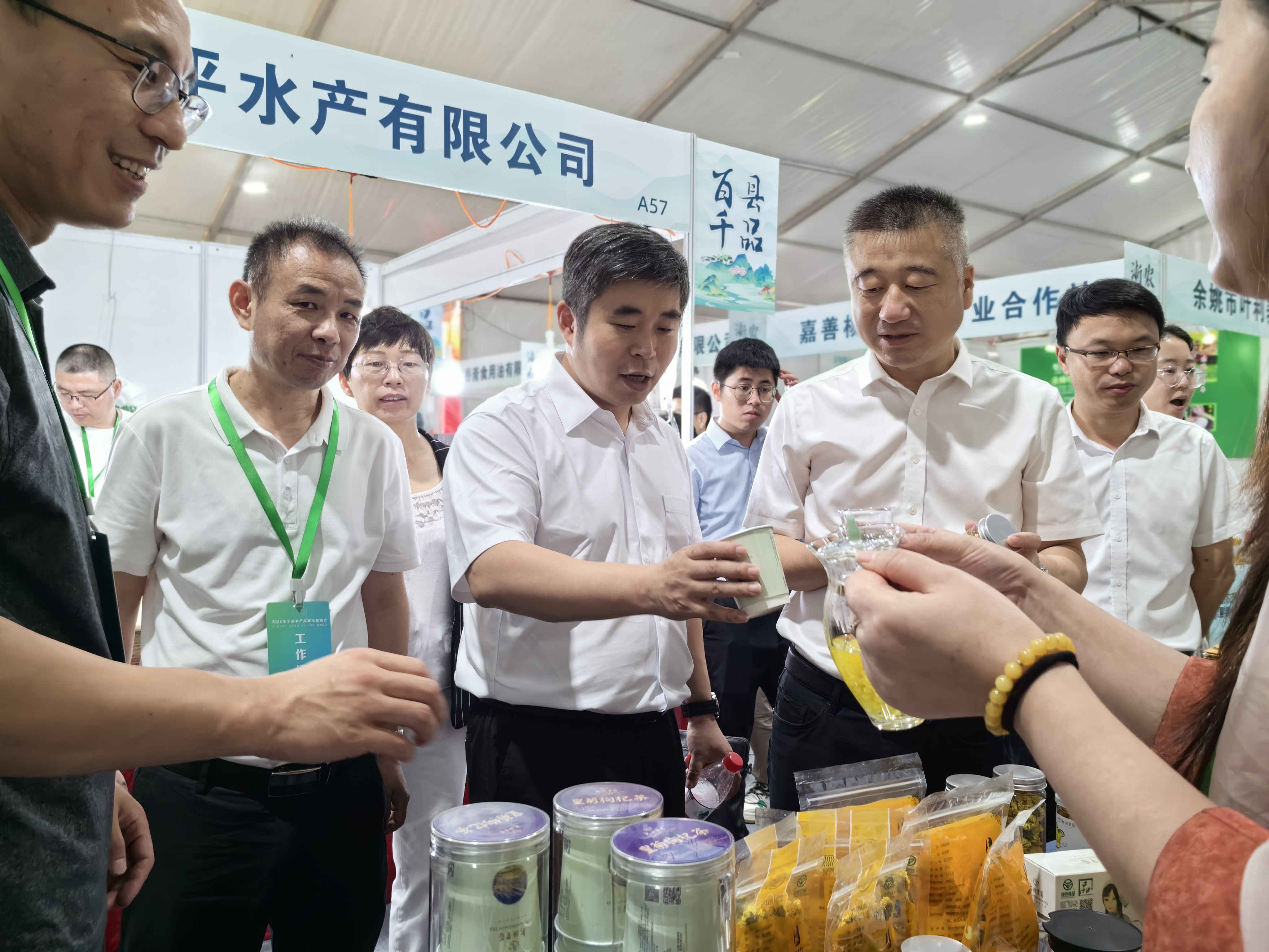 2024金平湖展銷會(huì)平湖市市長(zhǎng)，農(nóng)業(yè)農(nóng)村局局長(zhǎng)，平湖供銷社主任，省農(nóng)產(chǎn)品綠色發(fā)展中心主任蒞臨現(xiàn)場(chǎng)