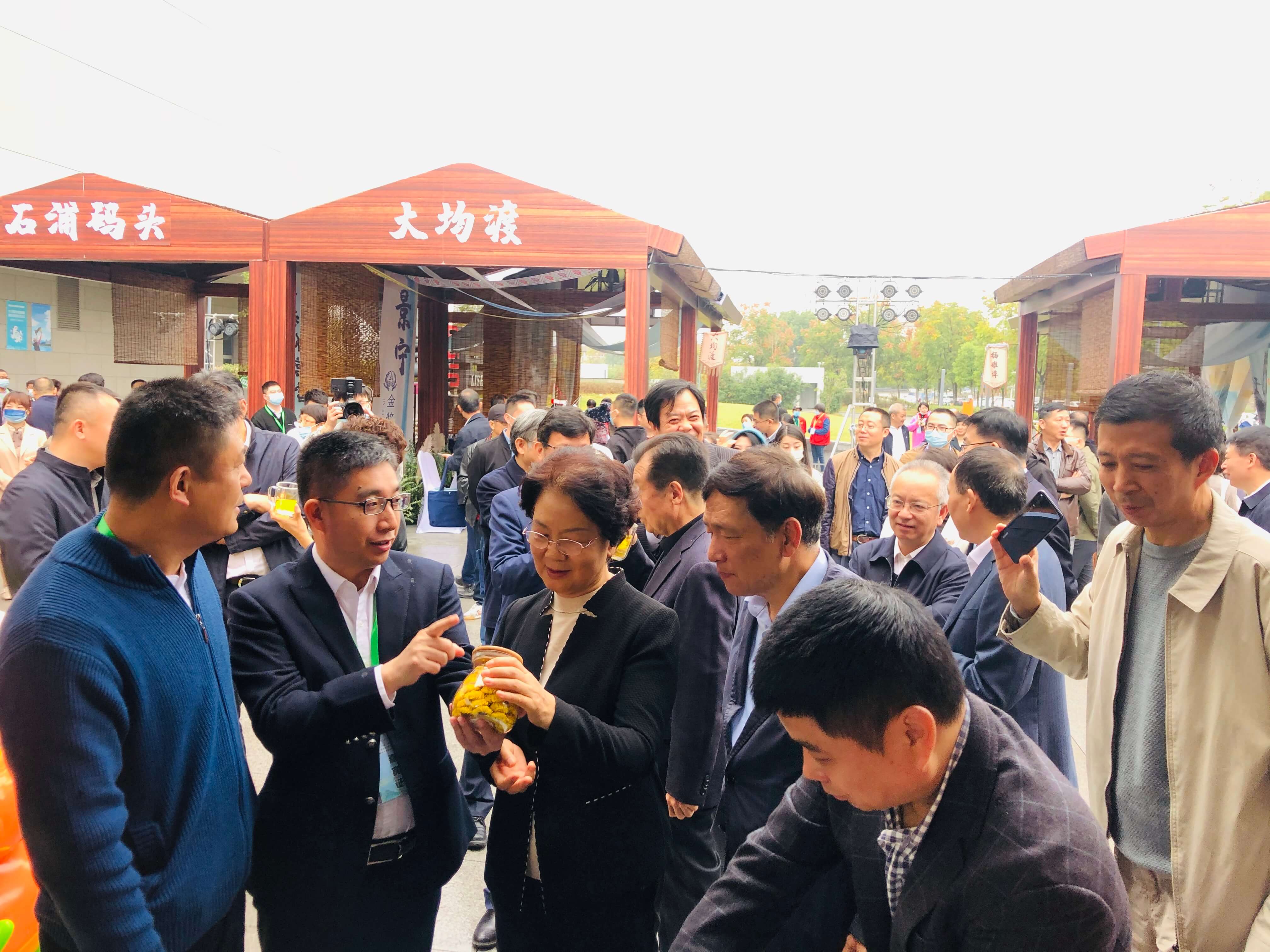 全國(guó)政協(xié)社會(huì)和法制委員會(huì)副主任、浙江省原政協(xié)主席喬傳秀在三茶節(jié)現(xiàn)場(chǎng)指導(dǎo)
