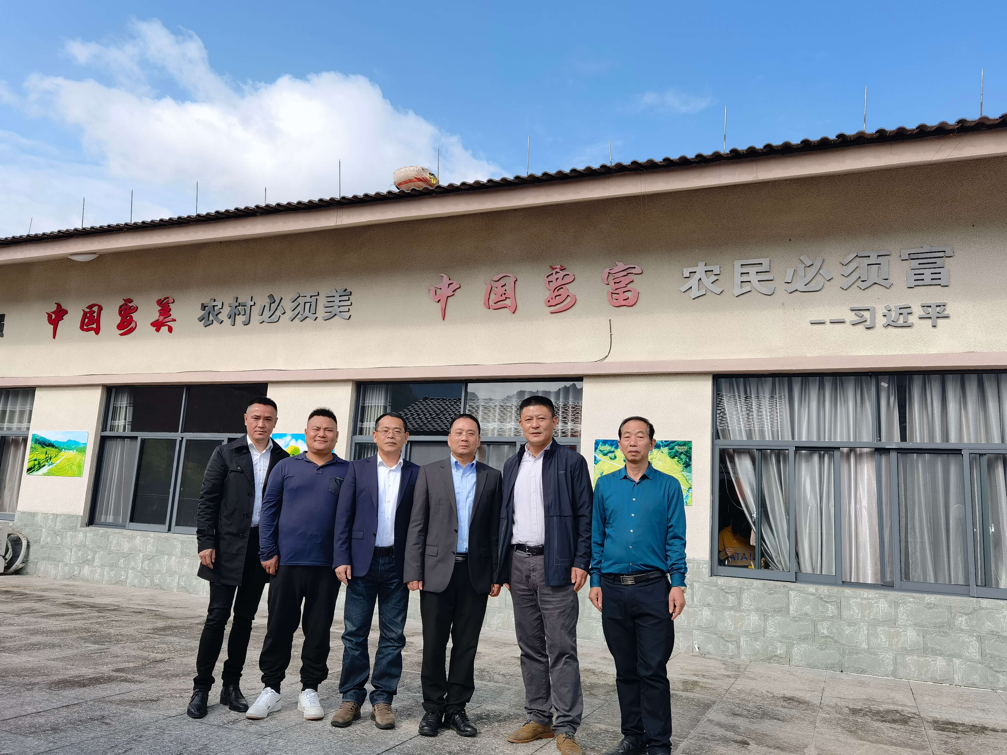 原青田縣常委副縣長(zhǎng)陳海民，原青田農(nóng)業(yè)局局長(zhǎng)王建鋒在基地指導(dǎo)工作